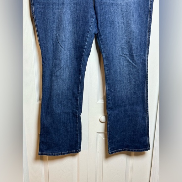 Classic Blue Women's Straight Leg Jeans by Lincoln Outfitters - Picture 3 of 8